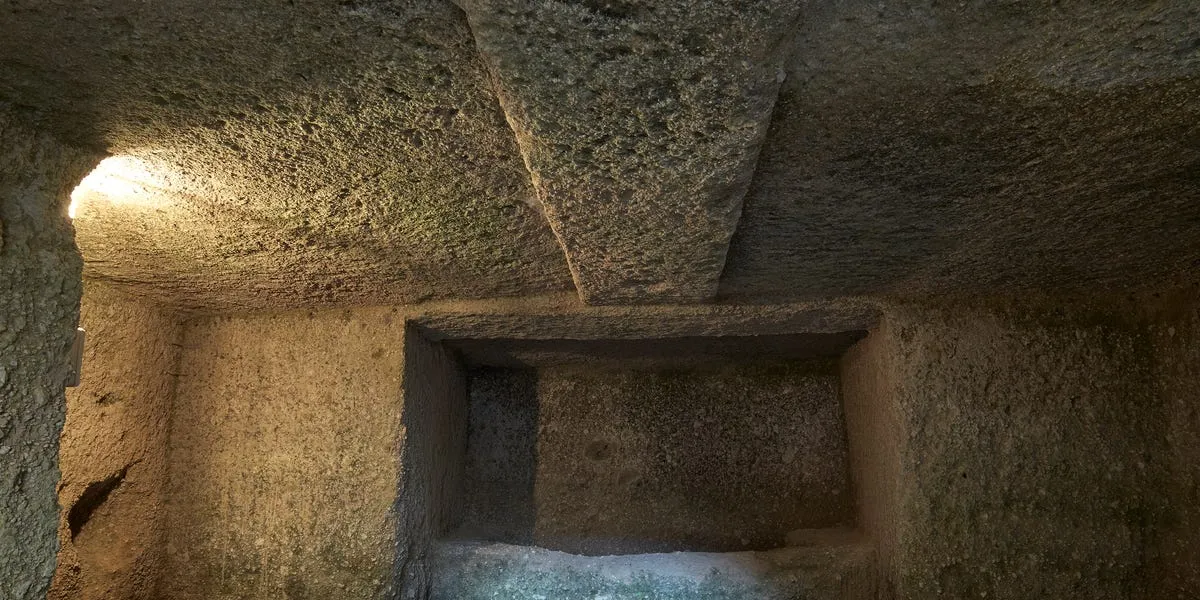 Volledig verzegelde Etruskische kamer ontdekt in centraal Italië: een archeologische doorbraak