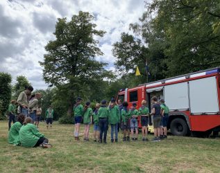 Welpen bij Brandweerauto