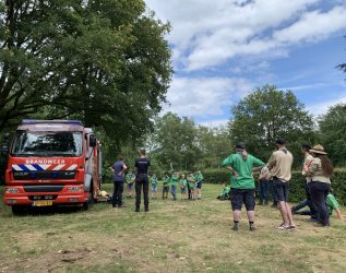 Welpen bij Brandweerauto